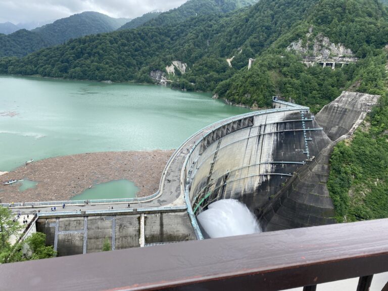 黒部ダムを真上から見下ろす絶景写真