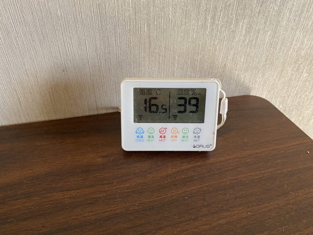 16度と表示された温度計